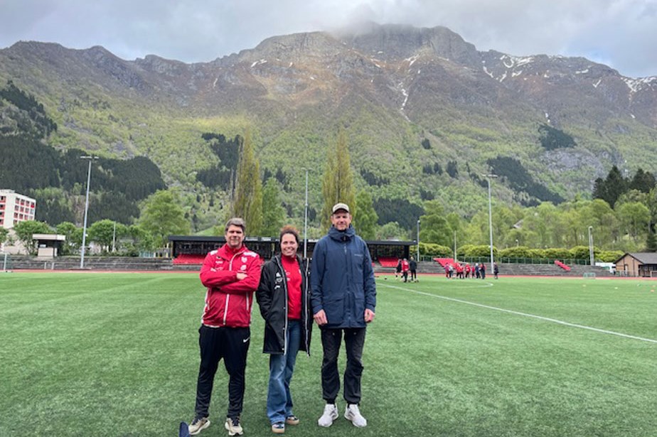 Trener/lederteamet Ørjan Aarekol, Carine Andersson-Huus og Trond Fjæra med Oddas mektige fjell i bakgrunnen!