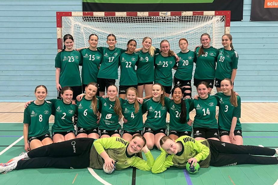 Dugnad, lagånd og store drømmer for Løv-Ham håndball Jenter-12